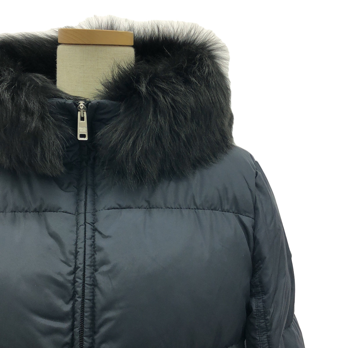 【美品】  PRADA / プラダ | 2021 | トライアングルロゴ ナイロン ダウンコート | 40 | ネイビー | レディース