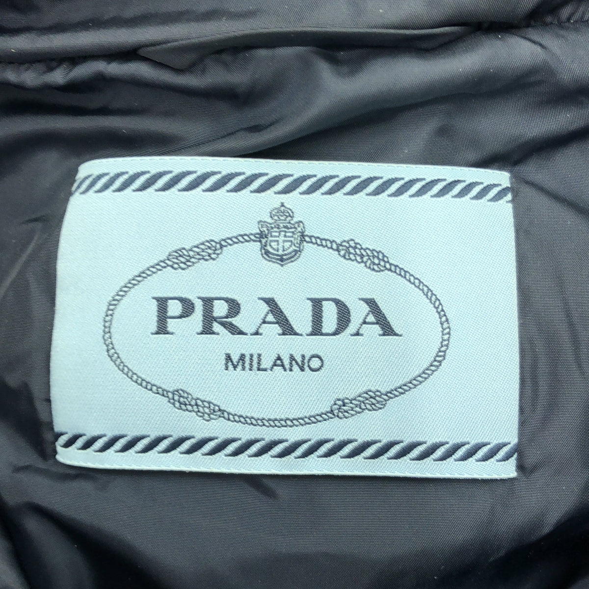 [狀況良好] PRADA | 2021 | 三角形標誌尼龍羽絨外套 | 40碼 | 海軍藍 | 女款