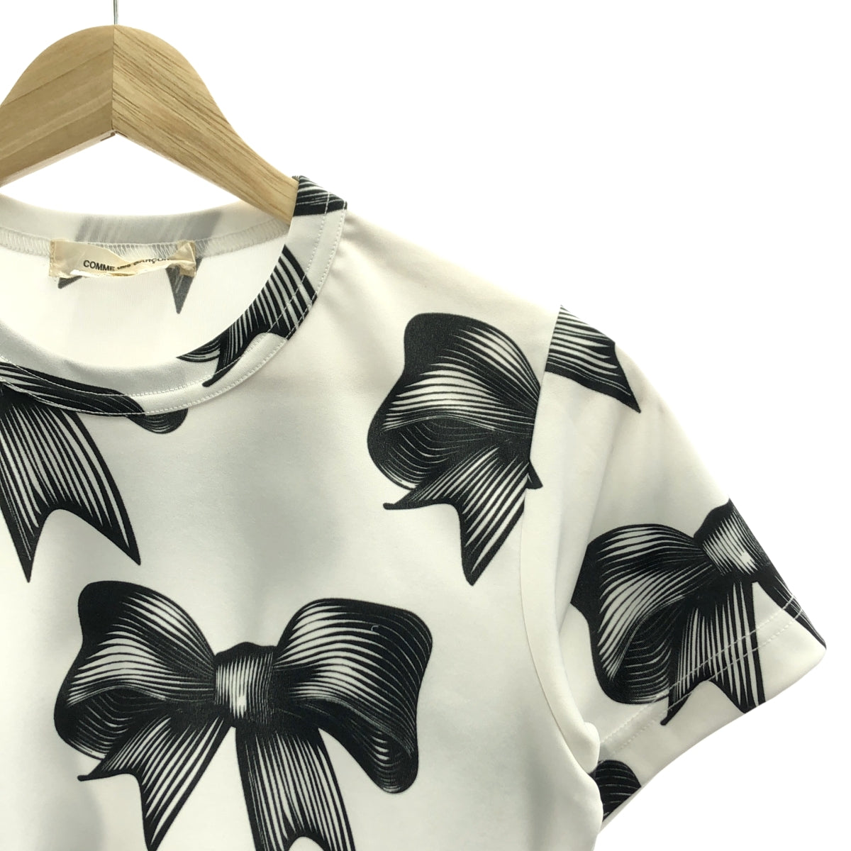 COMME des GARÇONS | 2022 春夏 | 聚酯絲帶印花圓領 T 卹 | XS 碼 | 女款