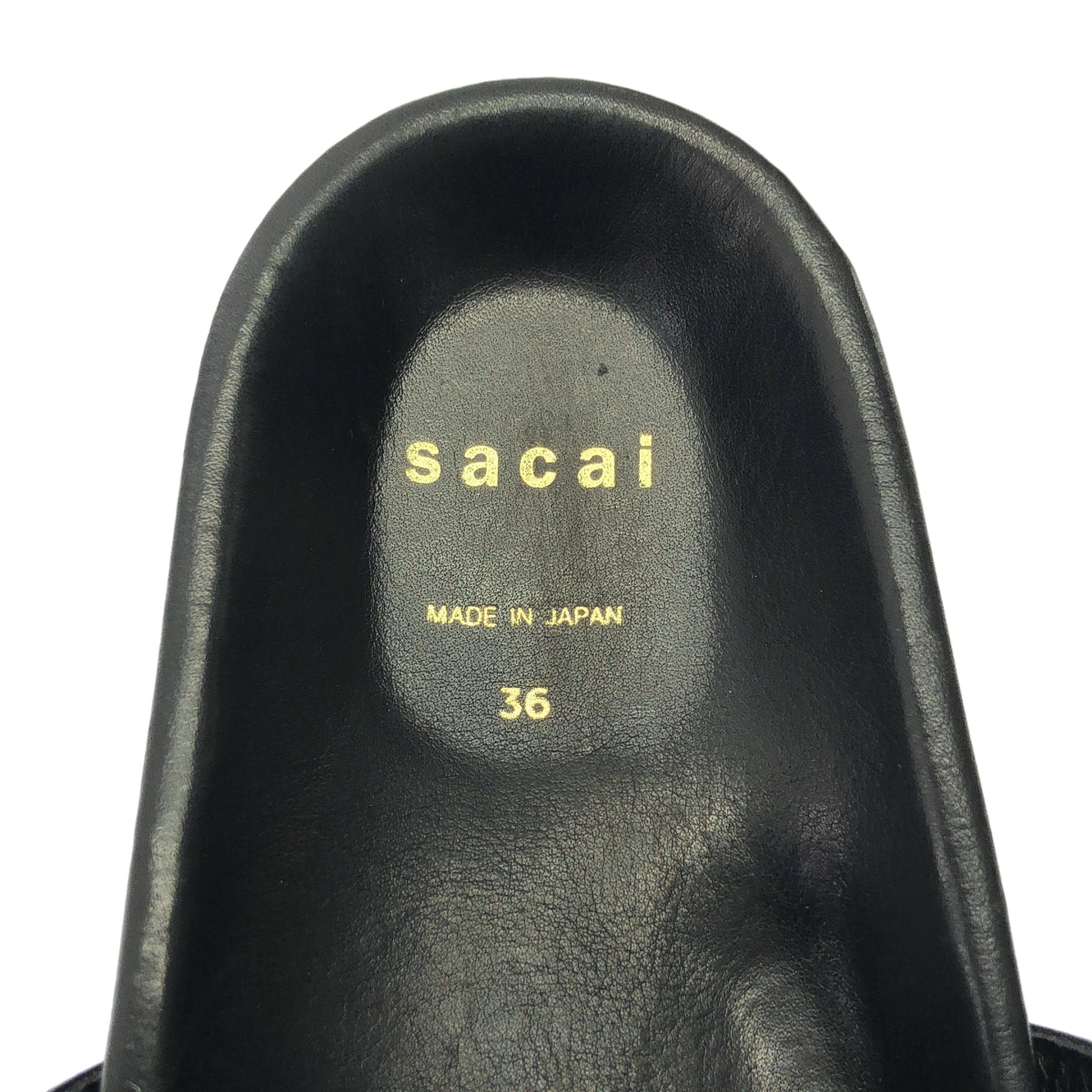 [狀況極佳] sacai Lawrence Weiner Logo 平底涼鞋，配皮革標誌和 Vibram 鞋底 | 尺寸 36 | 黑色 | 女款
