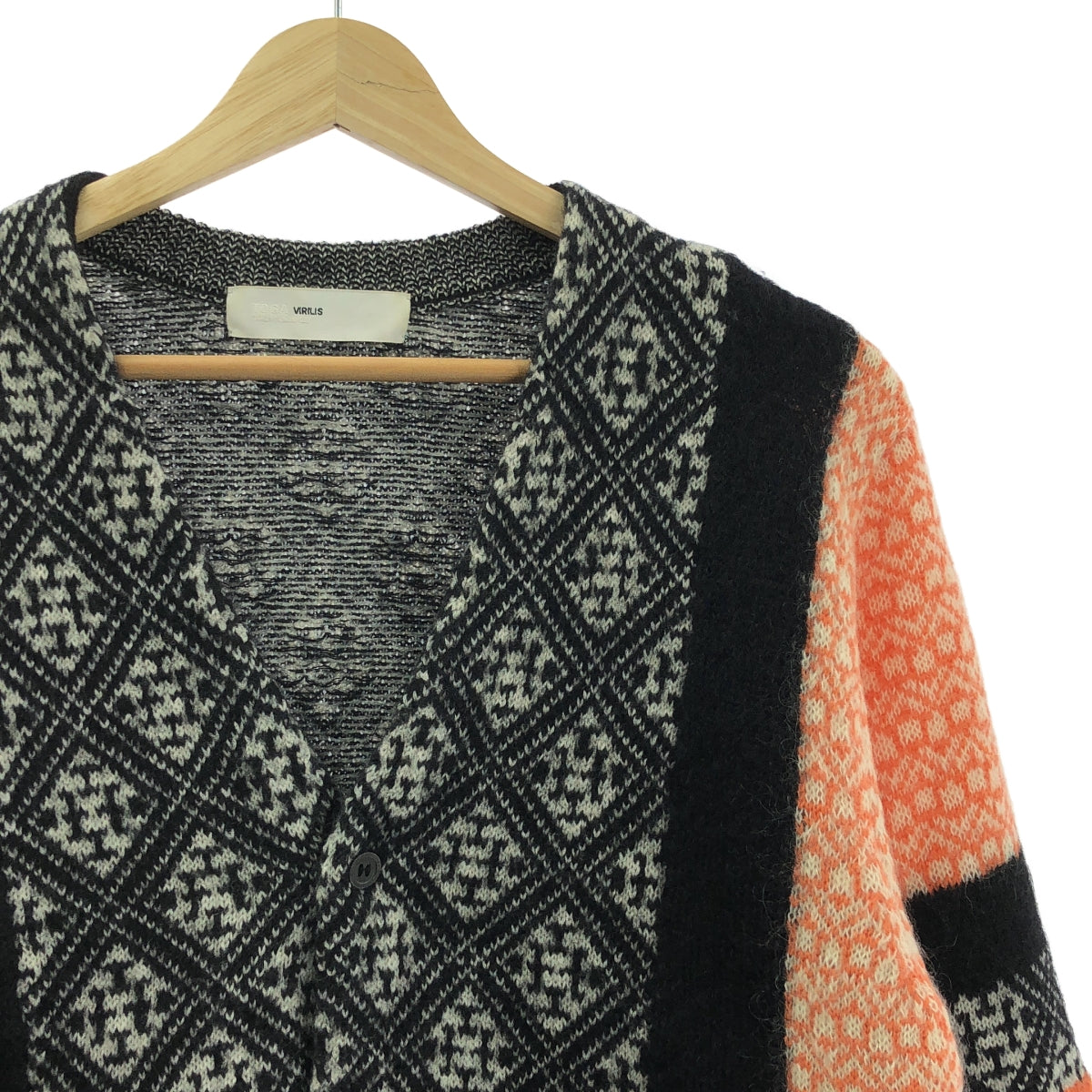 TOGA VIRILIS | 馬海毛羊毛印花V領衫 | 尺寸 46 | 黑色/海軍藍/橙色 | 男款