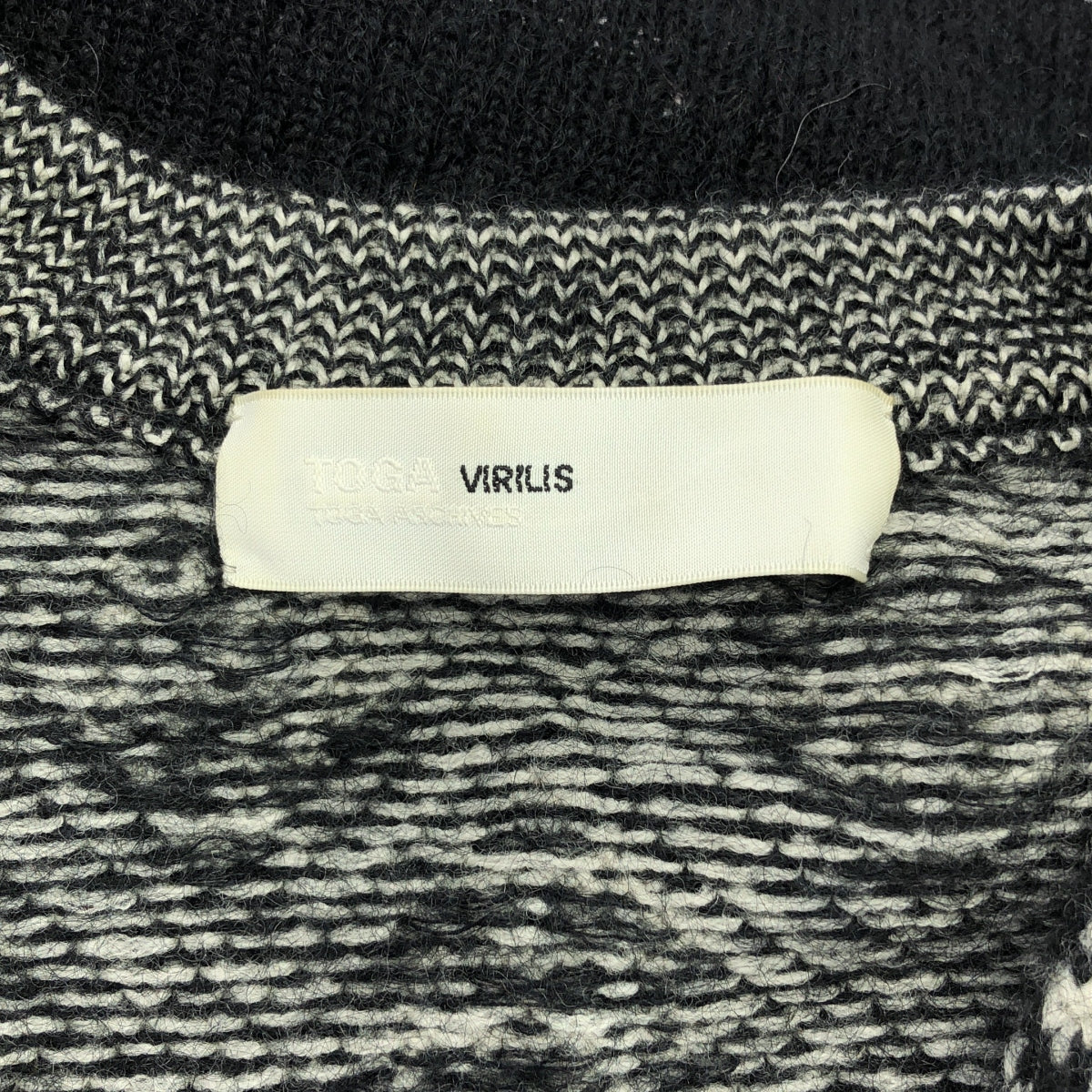 TOGA VIRILIS | 馬海毛羊毛印花V領衫 | 尺寸 46 | 黑色/海軍藍/橙色 | 男款