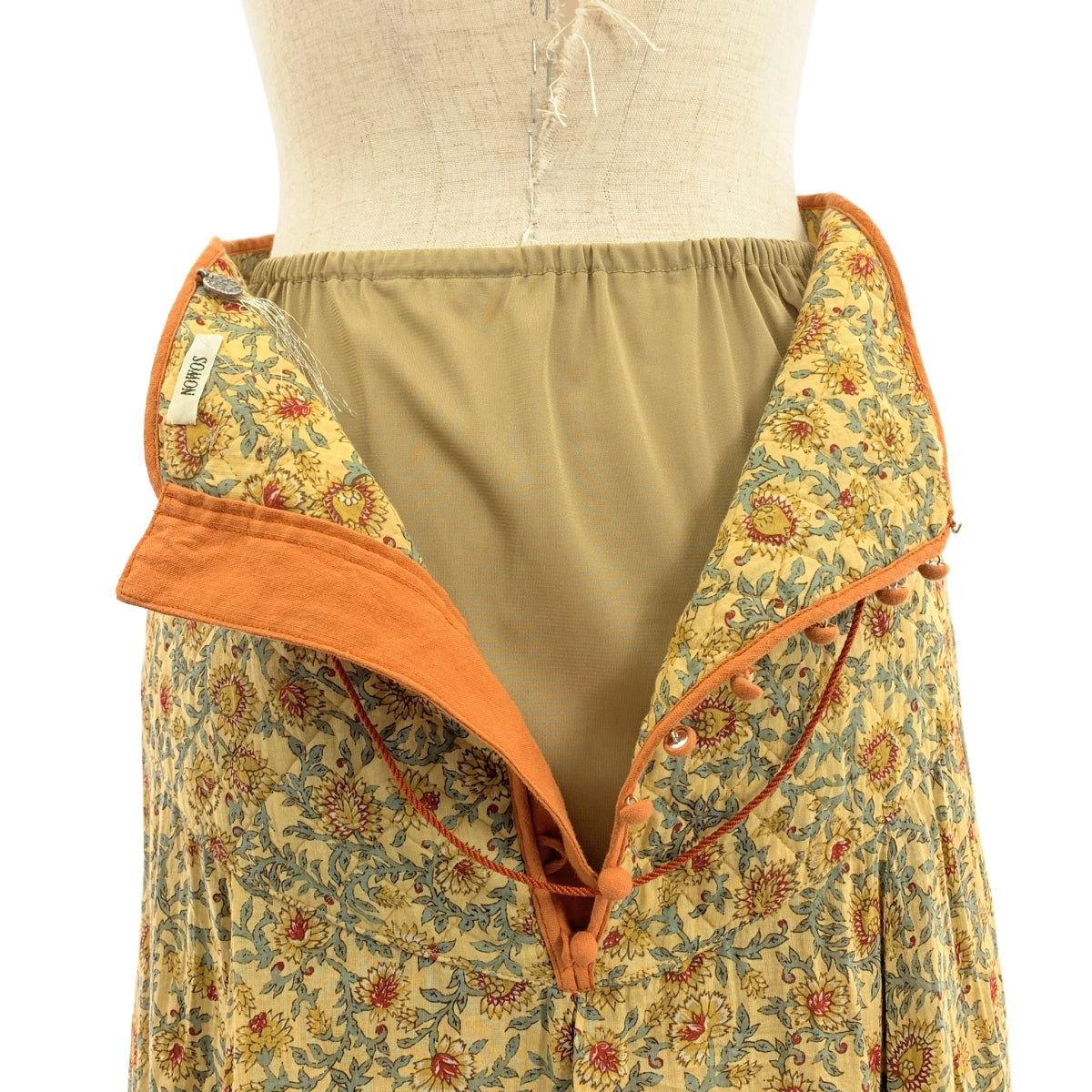 [狀況極佳] NOWOS | 印花長裙 | 全身印花絎縫蓬鬆裙 | 包含吊飾和襯裙 | M 碼 | 米色 | 女款