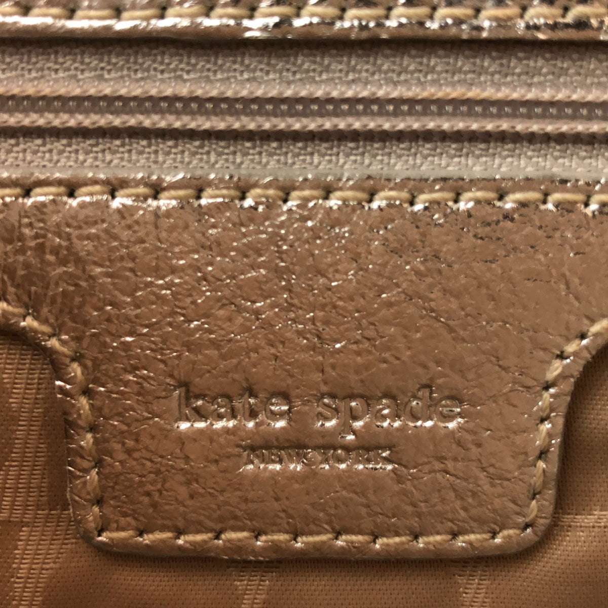 KATE SPADE / 케이트 스페이드 | 가죽 메탈릭 플랩 클러치 백 / 무늬 총 안감 |