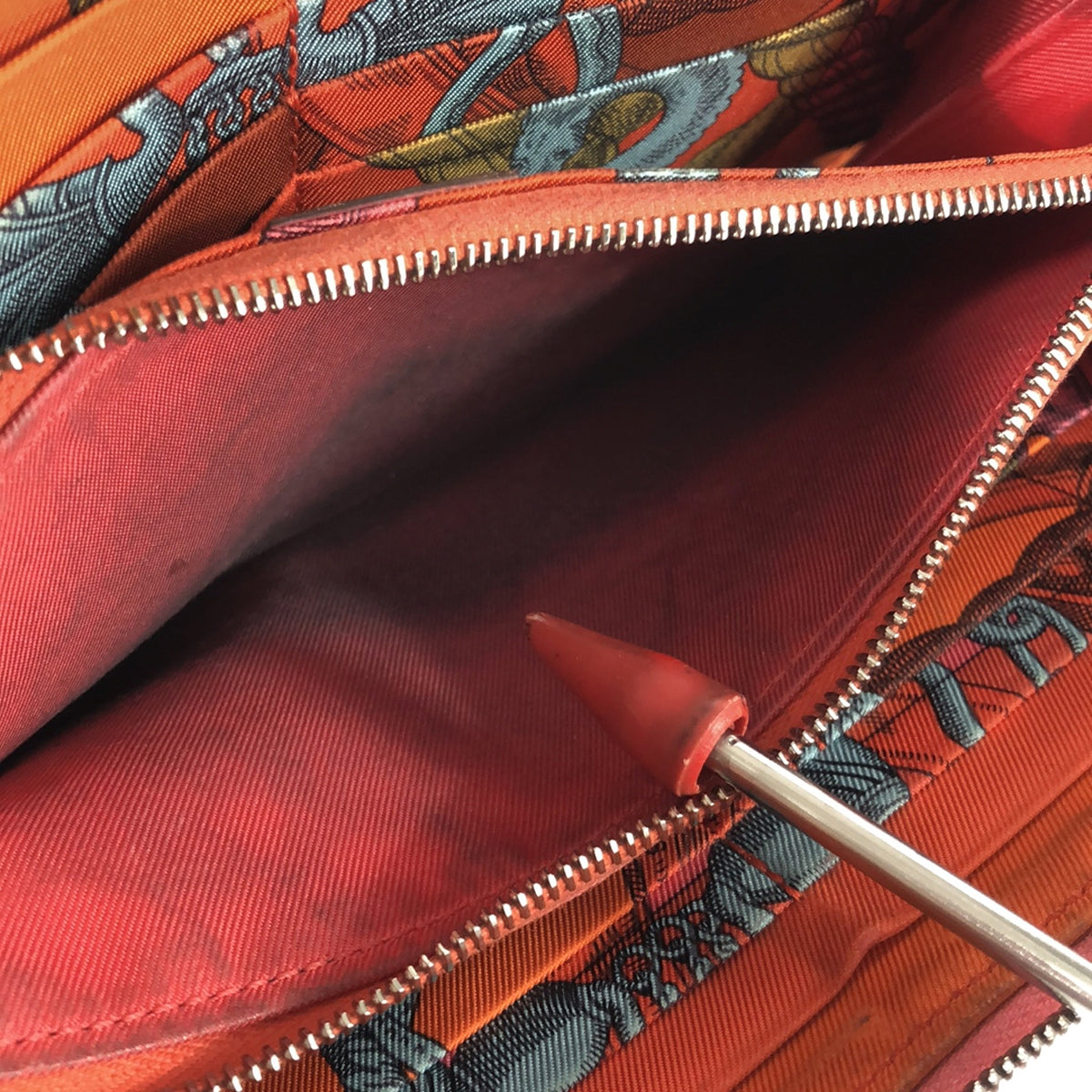 HERMES / 헤르메스 | della cavalleria U 각인 U 아작 실크 인 안감 스카프 패턴