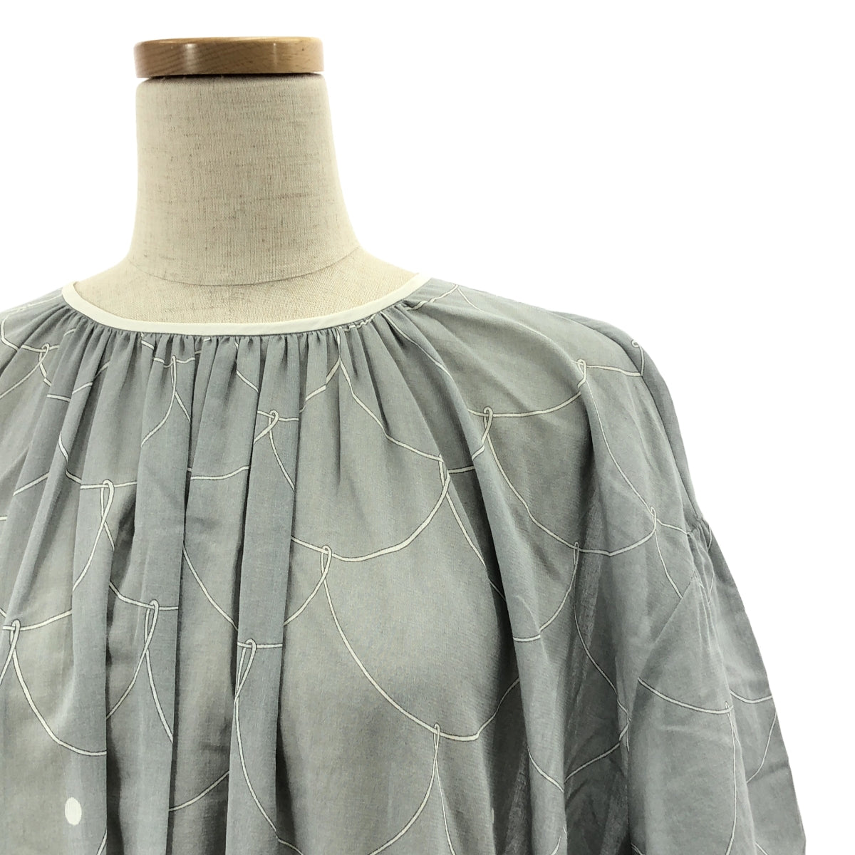 【美品】  mina perhonen / ミナペルホネン | Loysa ロイザ / ギャザー プリント ドレス ワンピース | 40-42 | グレー | レディース