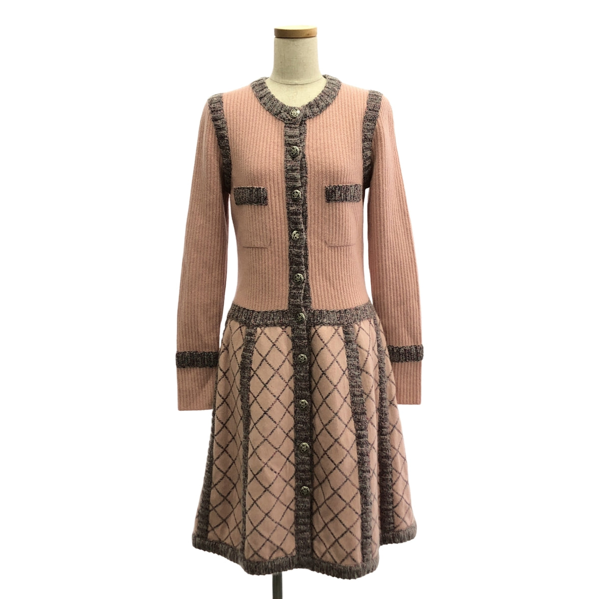 [新品] 香奈兒 | 絲質羊絨馬海毛山茶花籃扣絎縫針織開襟衫洋裝 | 34 | 粉紅 | 女款