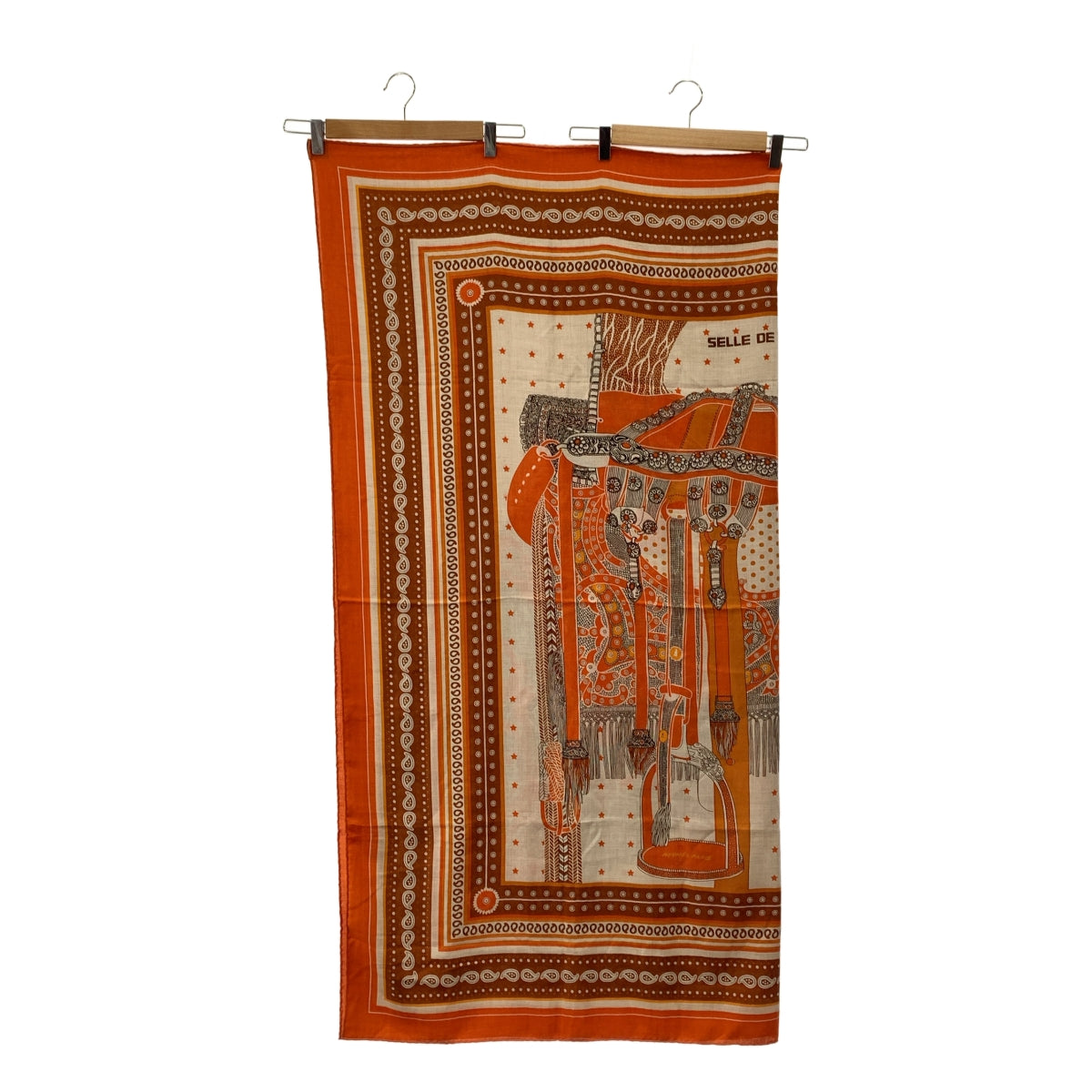 [狀況極佳] HERMES | 140 Selle de Dignitaire 頭巾 / 羊絨絲綢 / 貴賓馬鞍頭巾 / 大號羊絨和絲綢全印花披肩/圍巾 | 橙色/棕色/米色