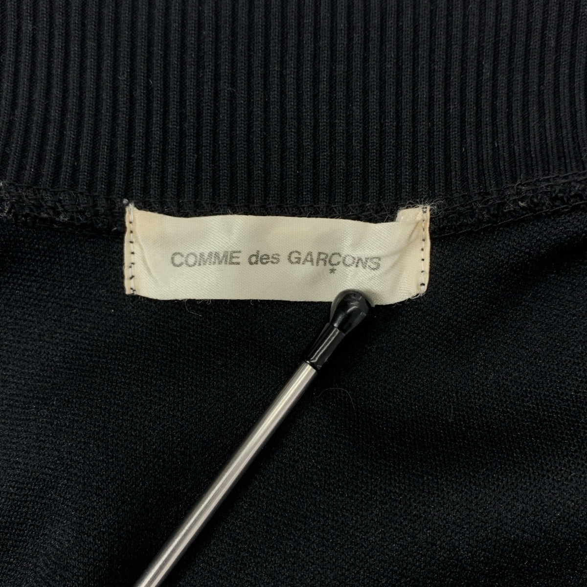 COMME des GARÇONS | 2001秋冬 |聚酯荷葉邊蕾絲裝飾拉鍊平紋針織運動外套 |