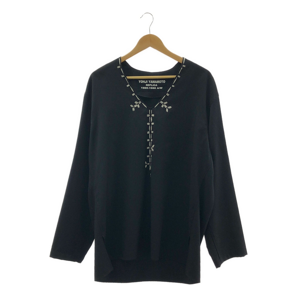 山本耀司男裝 | 2016 秋冬系列 | 復刻 1985-1986 秋冬系列 / 刺繡束腰襯衫 / 開衩套頭衫 | 2 |