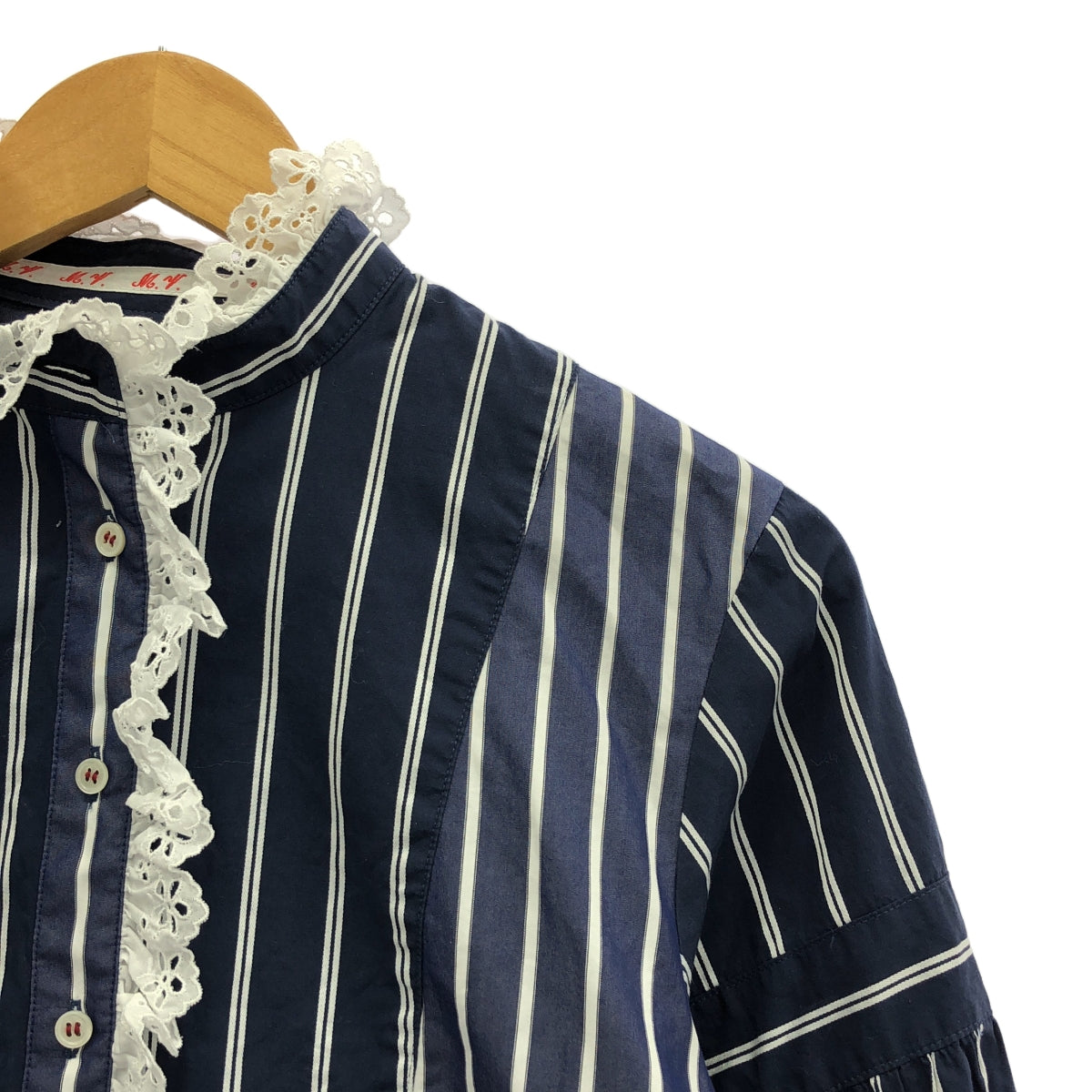 MUVEIL / 뮤베일 | 2022AW | 진주 버튼 스트라이프 프릴 풀오버 블라우스 | 36 | 네이비 / 화이트 | 여성