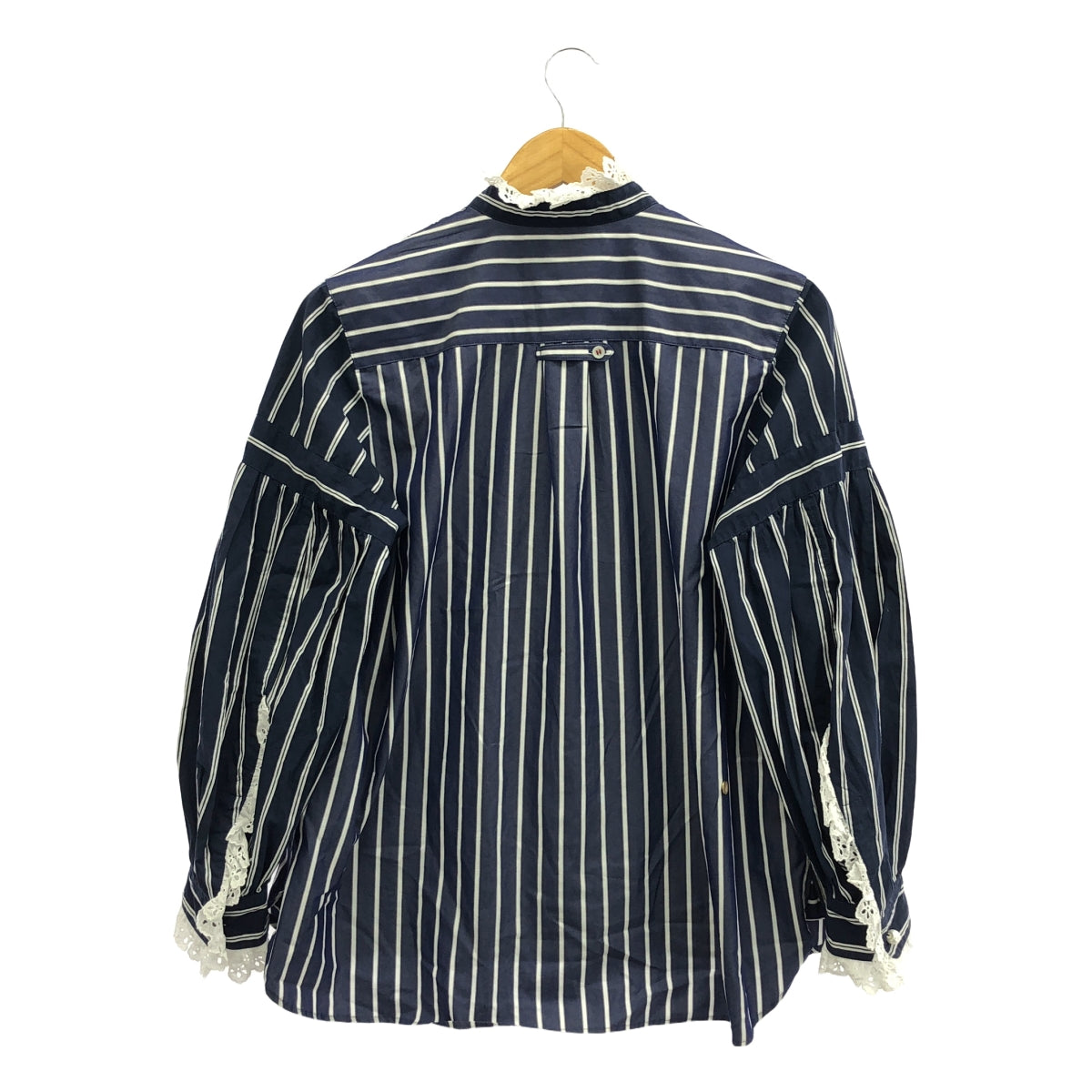 MUVEIL / 뮤베일 | 2022AW | 진주 버튼 스트라이프 프릴 풀오버 블라우스 | 36 | 네이비 / 화이트 | 여성