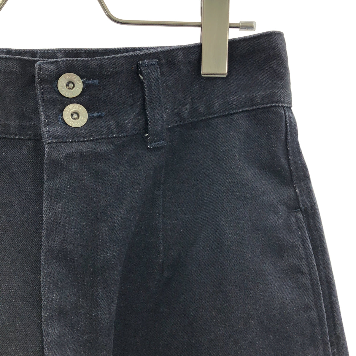 CINOH / チノ | Hi-Waist Pin Tuck Denim / インディゴ染め加工 ロゴレザーパッチ カットオフ ワイド デニムパンツ | 28 | レディース