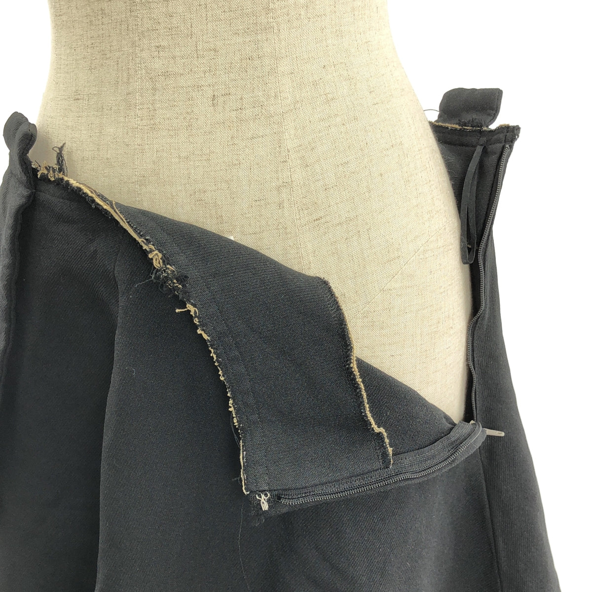 [狀況極佳] COMME des GARÇONS | 2016 秋冬 | 聚酯飾面，鏤空，可調式半身裙 | S碼 | 黑色 | 女款