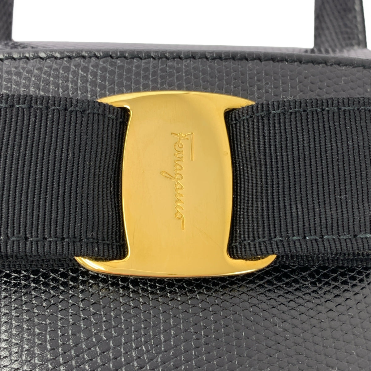 Salvatore Ferragamo | 皮革 Vara Ribbon 水桶包 / 全襯裡，飾有品牌標誌 |