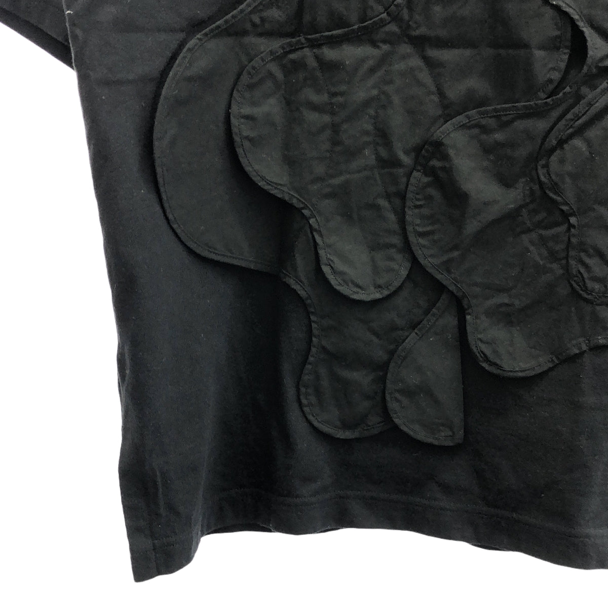 ENFOLD / 엠 폴드 | 2024SS | DECORATIVE WAVE T-SHIRT / 패치 슬릿 T셔츠 컷소우 | 38 | 블랙 | 여성