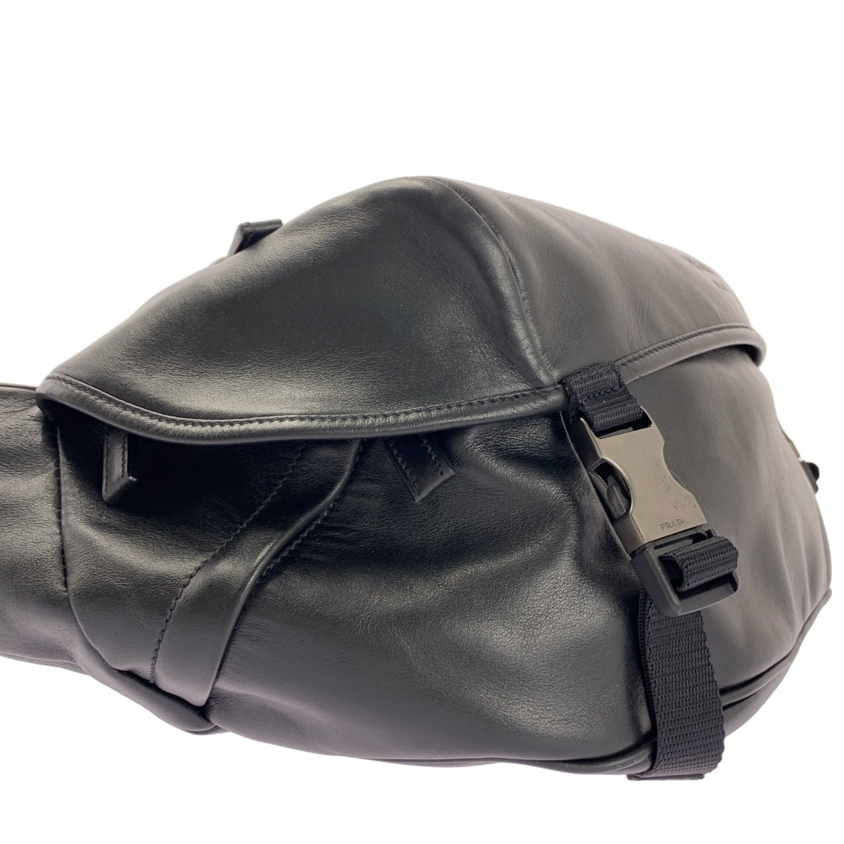 【美品】 PRADA / 普拉達 | 壓印品牌標誌皮革翻蓋肩背包 / 全內襯 / VA0991 | 黑色 | 男款
