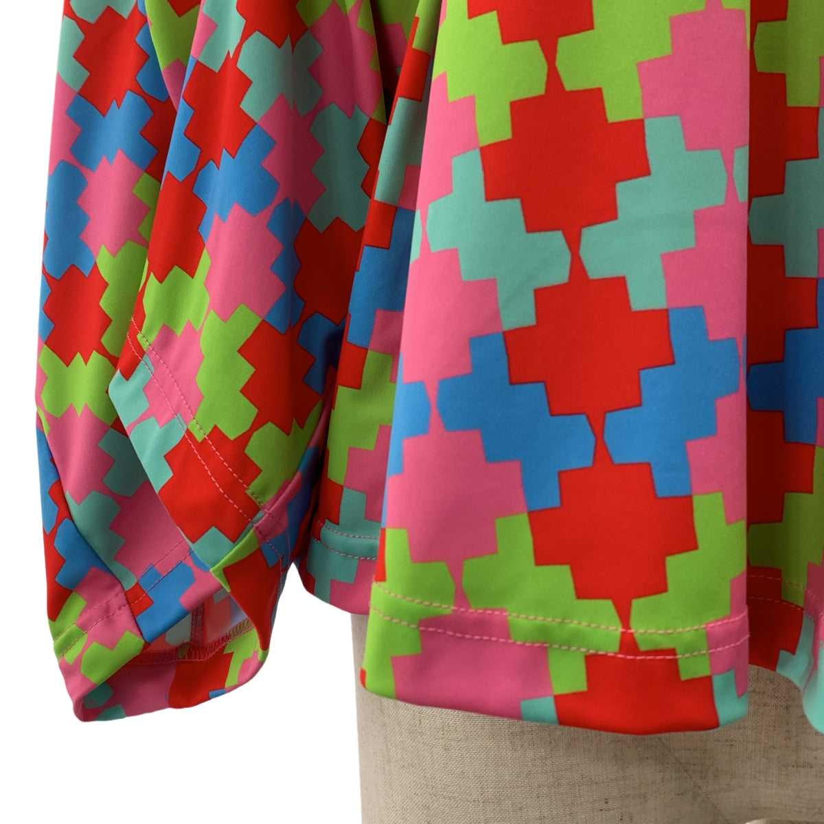 【미품】 COMME des GARCONS / 콤데 갤슨 | 2024SS | 폴리 에스테르 총 무늬 기하학적 패턴 변형 입체 슬리브 풀오버 컷소우 | XS | 멀티 컬러 | 여성