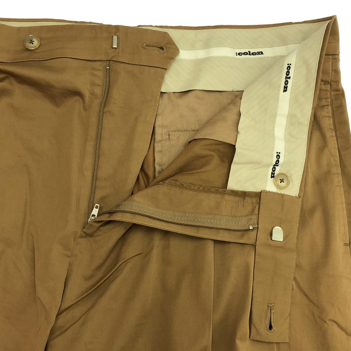 :colon / colon | 雙開褶緞面休閒褲 | 5 | 米色 | 男款
