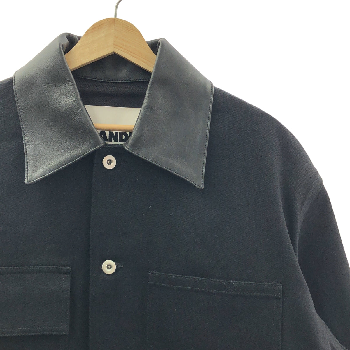 JIL SANDER / 질산더 | 2025SS | BOXY FIT DENIM CHORE JACKET 가죽 컬러 복시 피트 데님 초아 재킷 | 44 | 남성