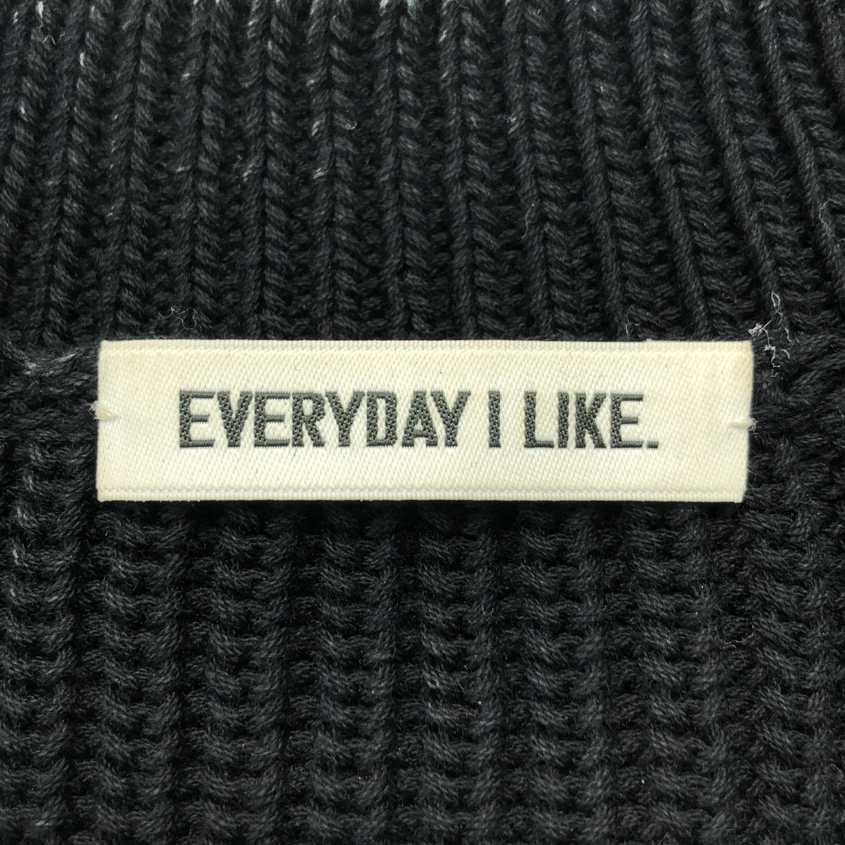 Deuxieme Classe / 두지엠 클래스 | Design Sleeve Cropped 리브 V 넥 풀오버 | 블랙 |