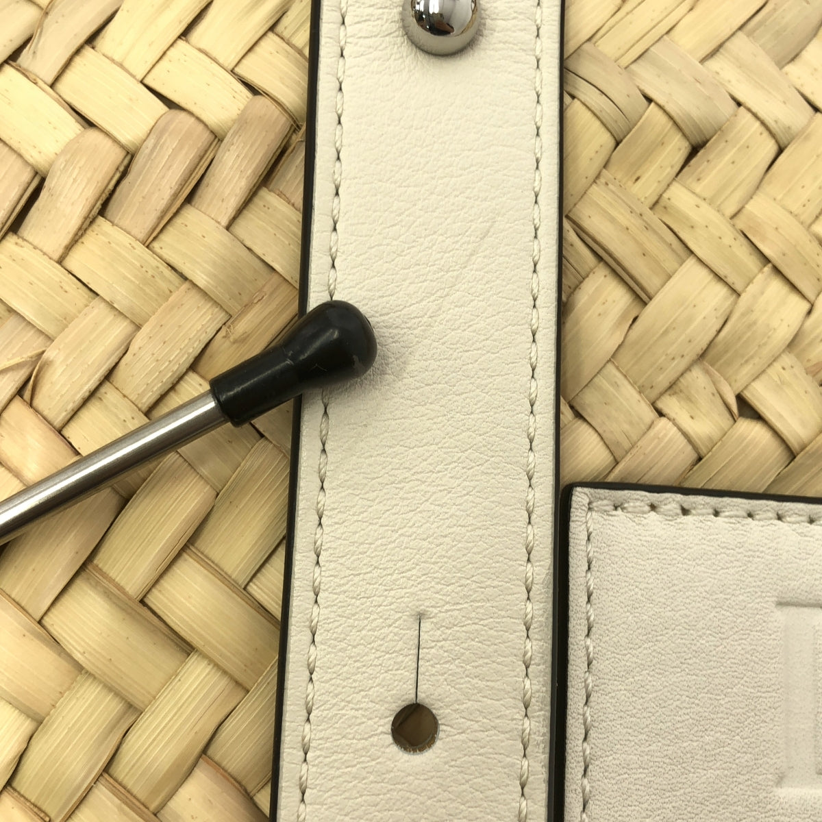 [狀況極佳] LOEWE Anagram 籃子包 | 白色 | 女款