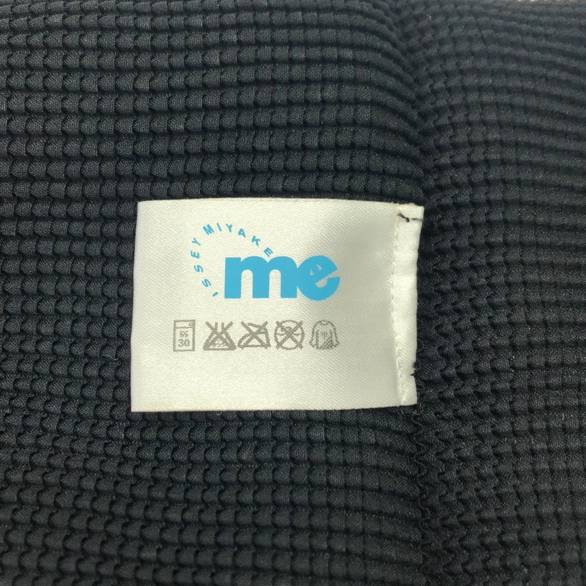 me ISSEY MIYAKE / ミーイッセイミヤケ | 総柄 箔プリント ハイネック プルオーバー |