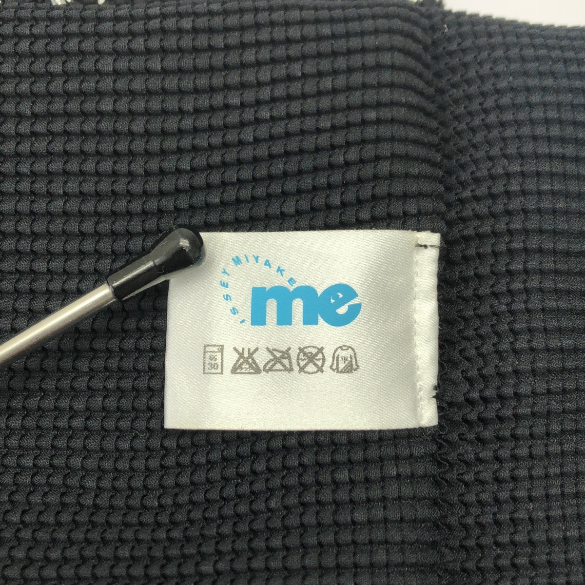 me ISSEY MIYAKE / ミーイッセイミヤケ | 総柄 箔プリント ハイネック プルオーバー |