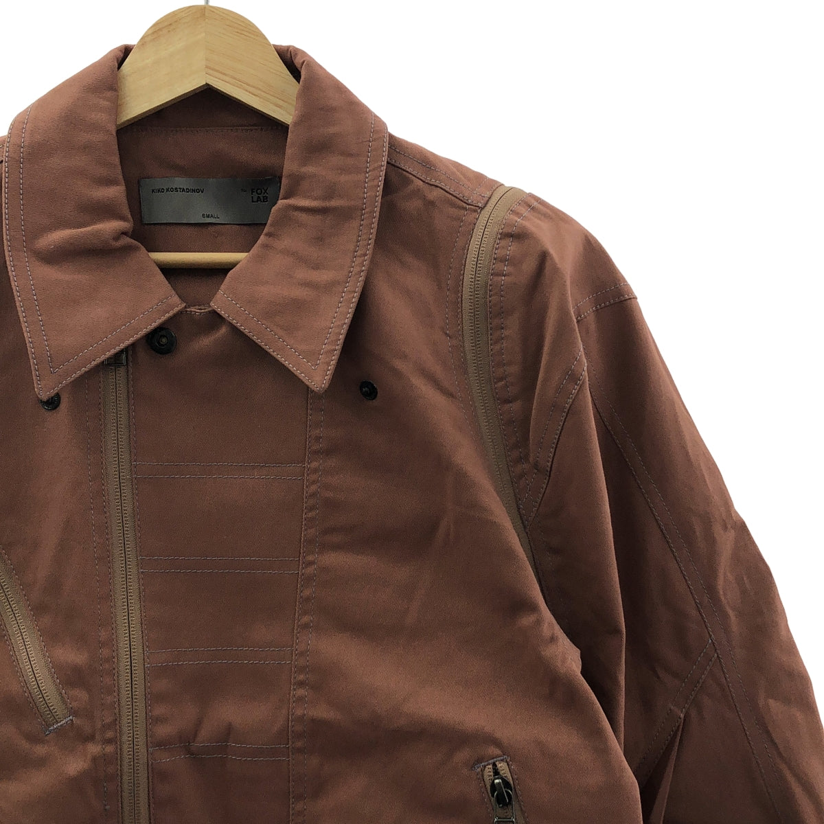 [全新] Kiko Kostadinov | 2025 春夏系列 | Fox Racing x FOX x KIKO JACKET 拉鍊細節越野摩托車外套 | 小碼 | CHAI | 棕色 | 男款