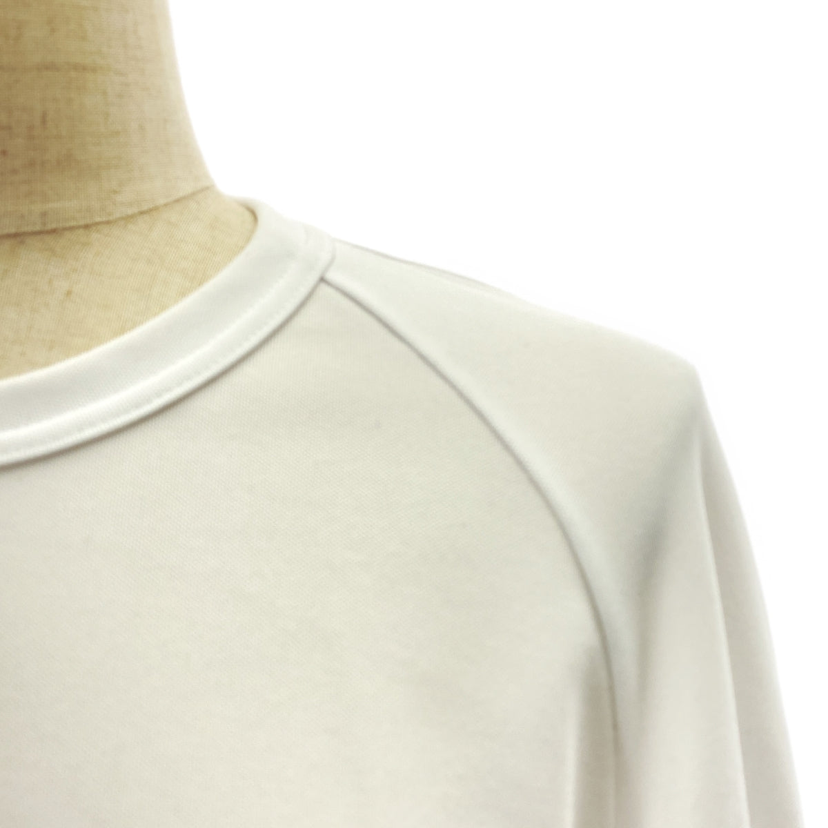 [狀況極佳] COMME des GARÇONS | 2025 春夏 | 聚酯不對稱袖上衣 | S尺寸 | 白色 | 女款