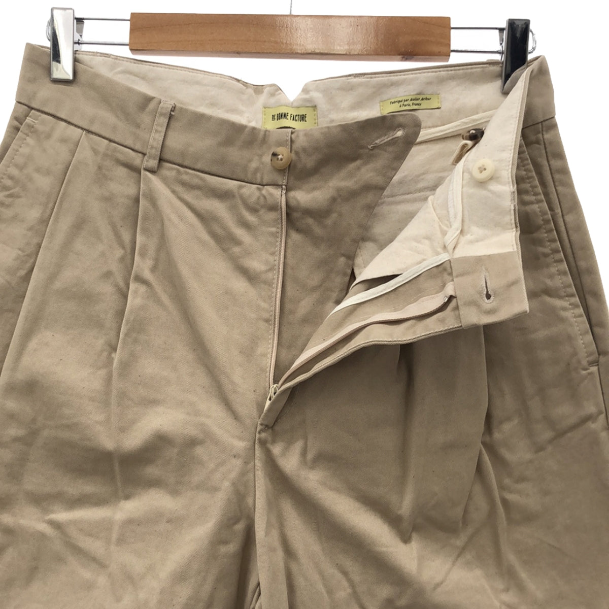 DE BONNE FACTURE | 2-pleat chino pants | Beige | Men's