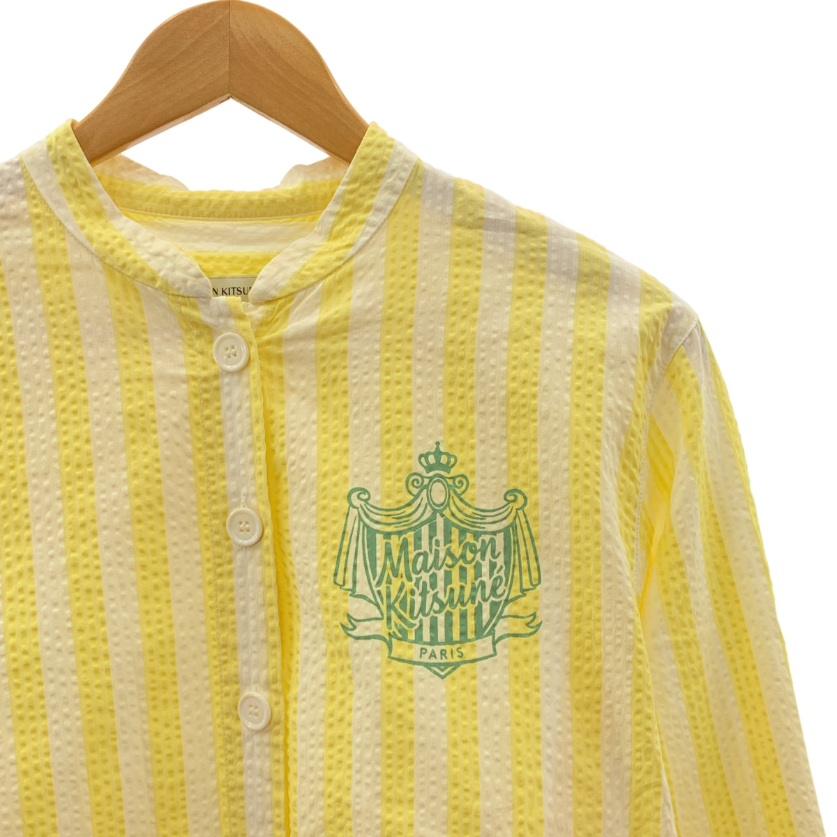 MAISON KITSUNE / メゾンキツネ | ストライプ シアサッカー ロゴ スタンドカラー シャツ ブラウス | 38 | イエロー/ホワイト | レディース