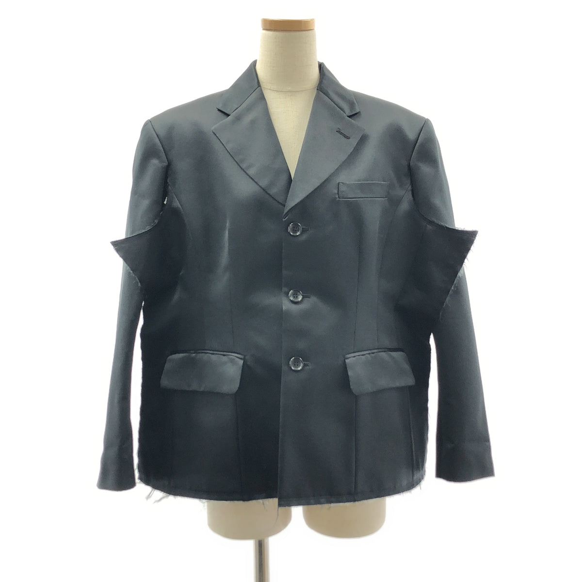 [狀況極佳] COMME des GARÇONS | 2022 秋冬 | 側開式聚酯緞面修身外套 | XS 碼 | 黑色 | 女款