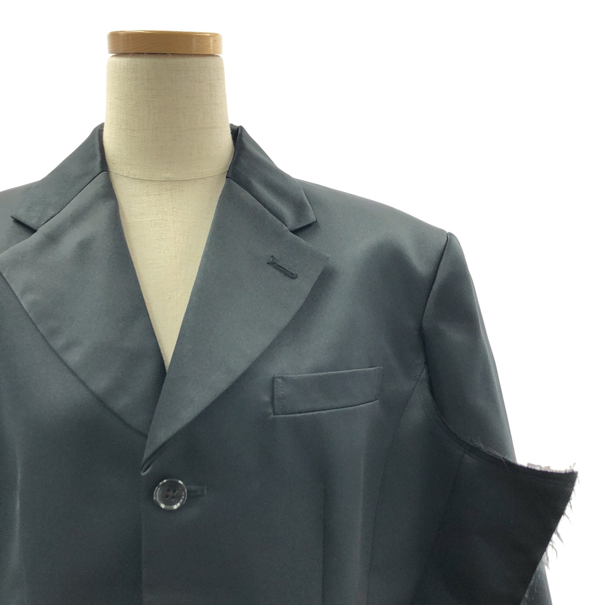 [狀況極佳] COMME des GARÇONS | 2022 秋冬 | 側開式聚酯緞面修身外套 | XS 碼 | 黑色 | 女款