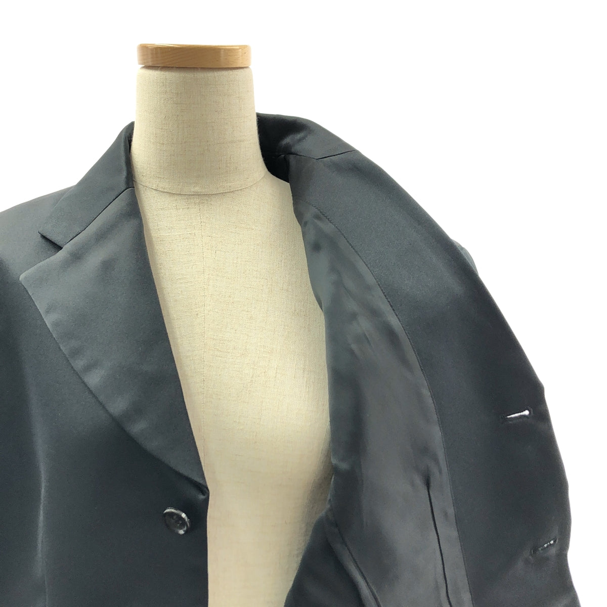 [狀況極佳] COMME des GARÇONS | 2022 秋冬 | 側開式聚酯緞面修身外套 | XS 碼 | 黑色 | 女款