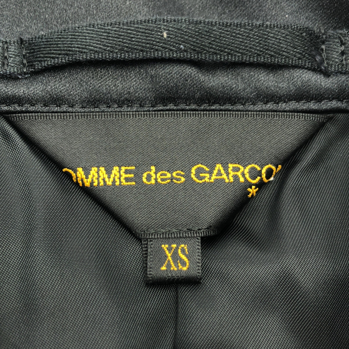 [狀況極佳] COMME des GARÇONS | 2022 秋冬 | 側開式聚酯緞面修身外套 | XS 碼 | 黑色 | 女款