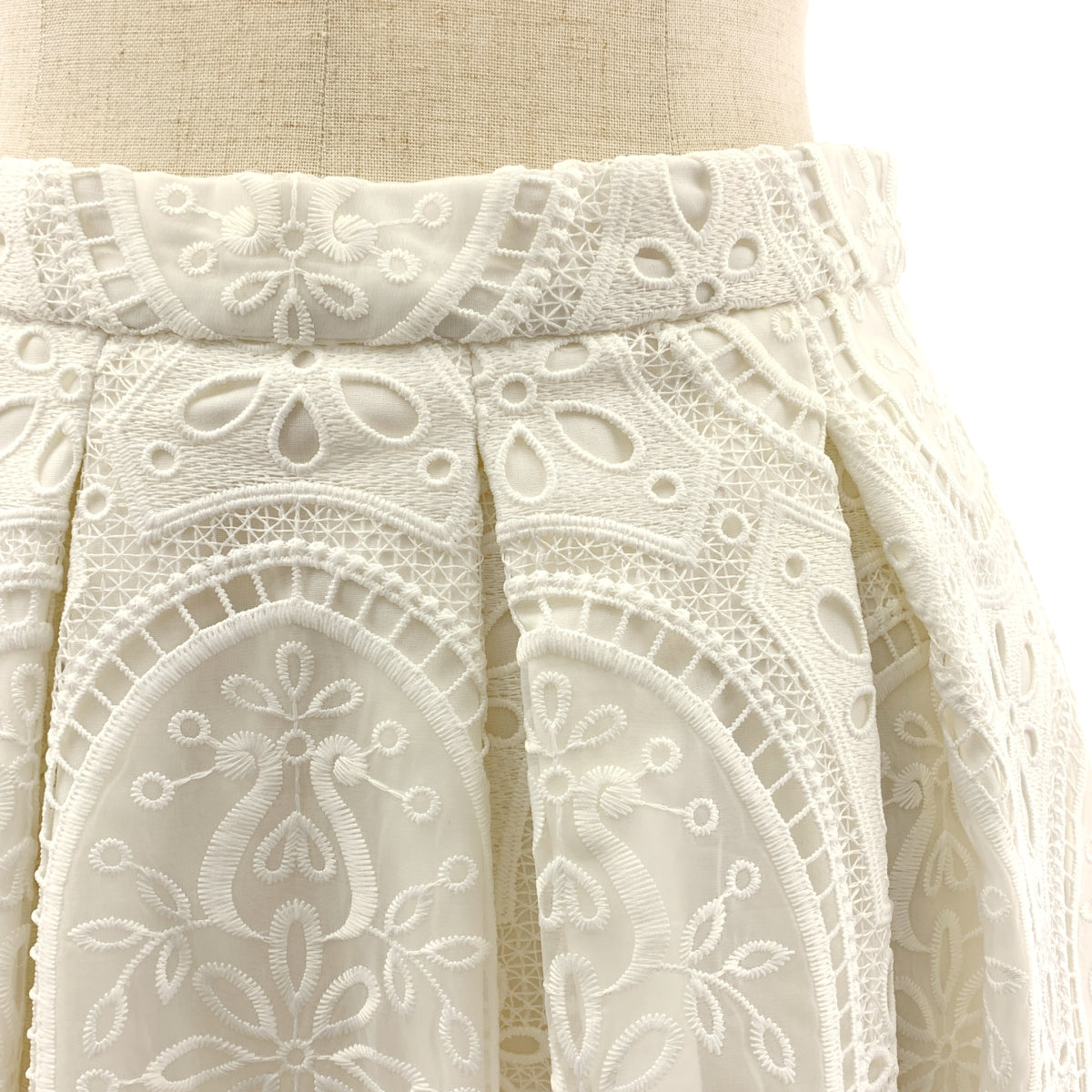 [狀況極佳] TSURU by Mariko Oikawa | Ariana 蕾絲蓬鬆喇叭裙 | 尺寸 36 | 白色 | 女款