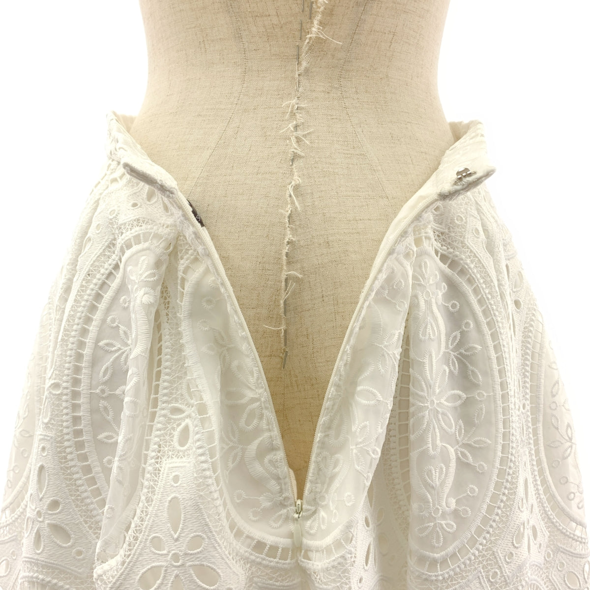 [狀況極佳] TSURU by Mariko Oikawa | Ariana 蕾絲蓬鬆喇叭裙 | 尺寸 36 | 白色 | 女款