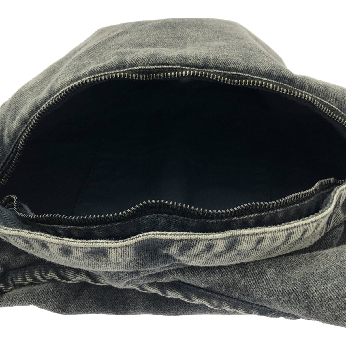 [狀況極佳] Omar Afridi | 2024 秋冬系列 | MIDI Lidia 包 牛仔肩背包 | 灰色 | 男士