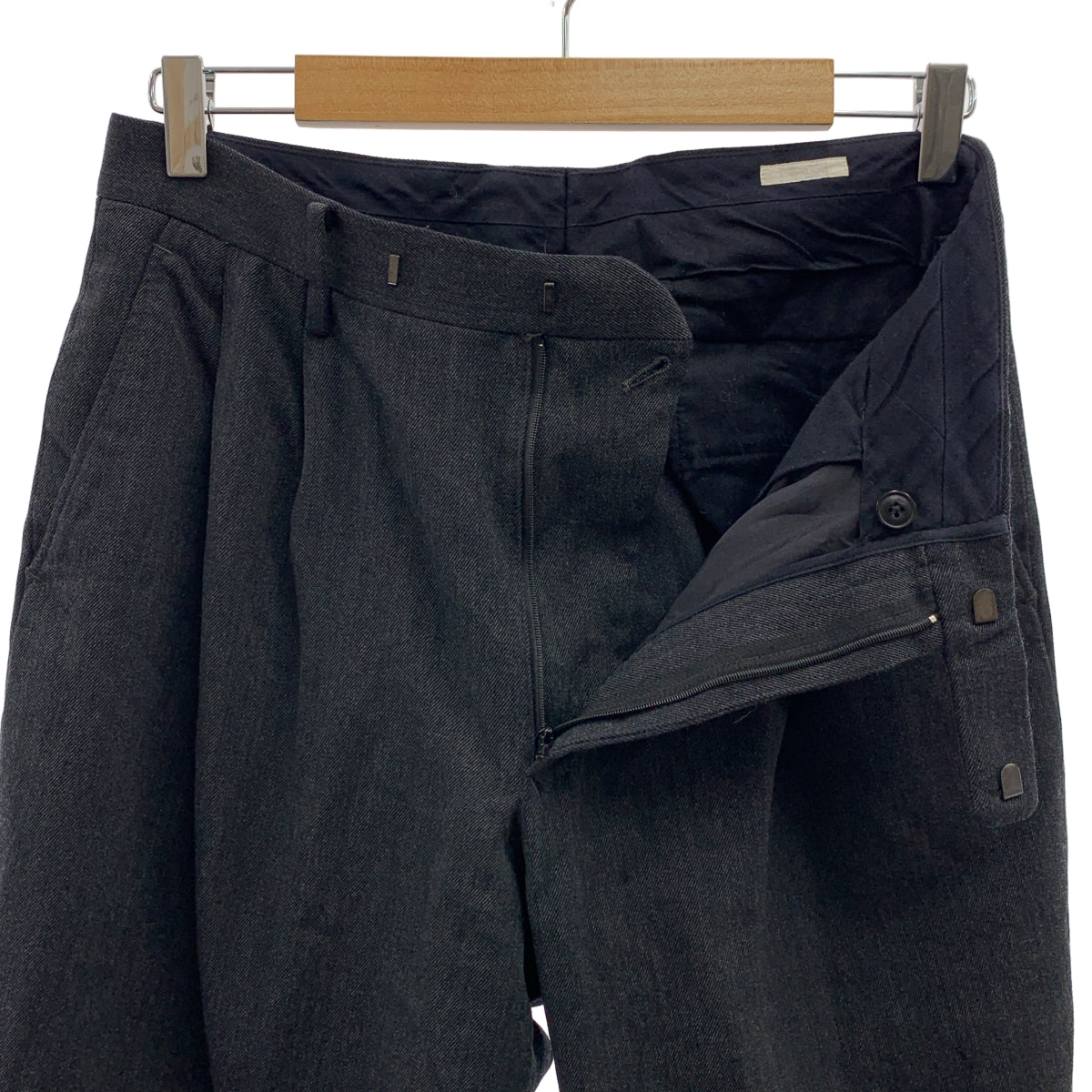 comoli 2タックパンツ　チャコール　サイズ1 コモリ COMOLI / コモリ | ウールナイロン 2タックパンツ - Gray | 通販