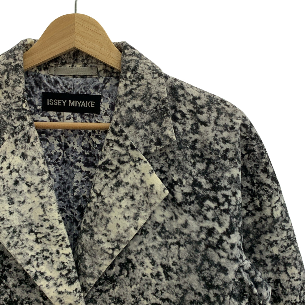 イッセイミヤケ、プリーツフリーズ、フリンジ付きチェック柄テーラードジャケット イッセイミヤケ、プリーツフリーズ、フリンジ付きチェック柄