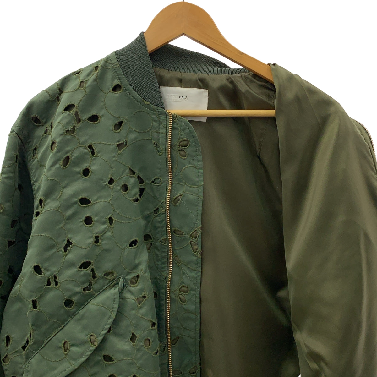 [狀況良好] TOGA PULLA |尼龍斜紋刺繡上衣 |刺繡束口夾克 |尺寸 36 |卡其色|女性的