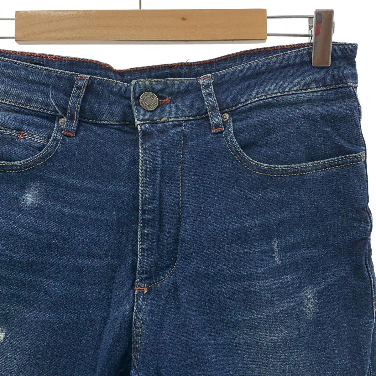 ARMANI EXCHANGE / アルマーニエクスチェンジ | ダメージ加工 ロゴレザーパッチ ストラッチ デニムパンツ | 29 | インディゴ | メンズ