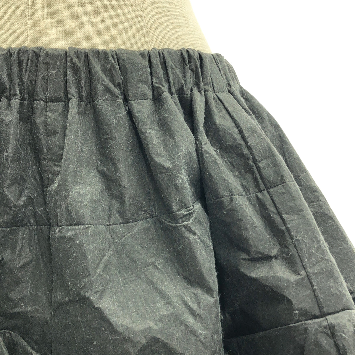 COMME des GARÇONS | tao COMME des GARÇONS | 2025秋冬 |聚酯纖維和人造絲加工荷葉邊寬鬆半身裙 |