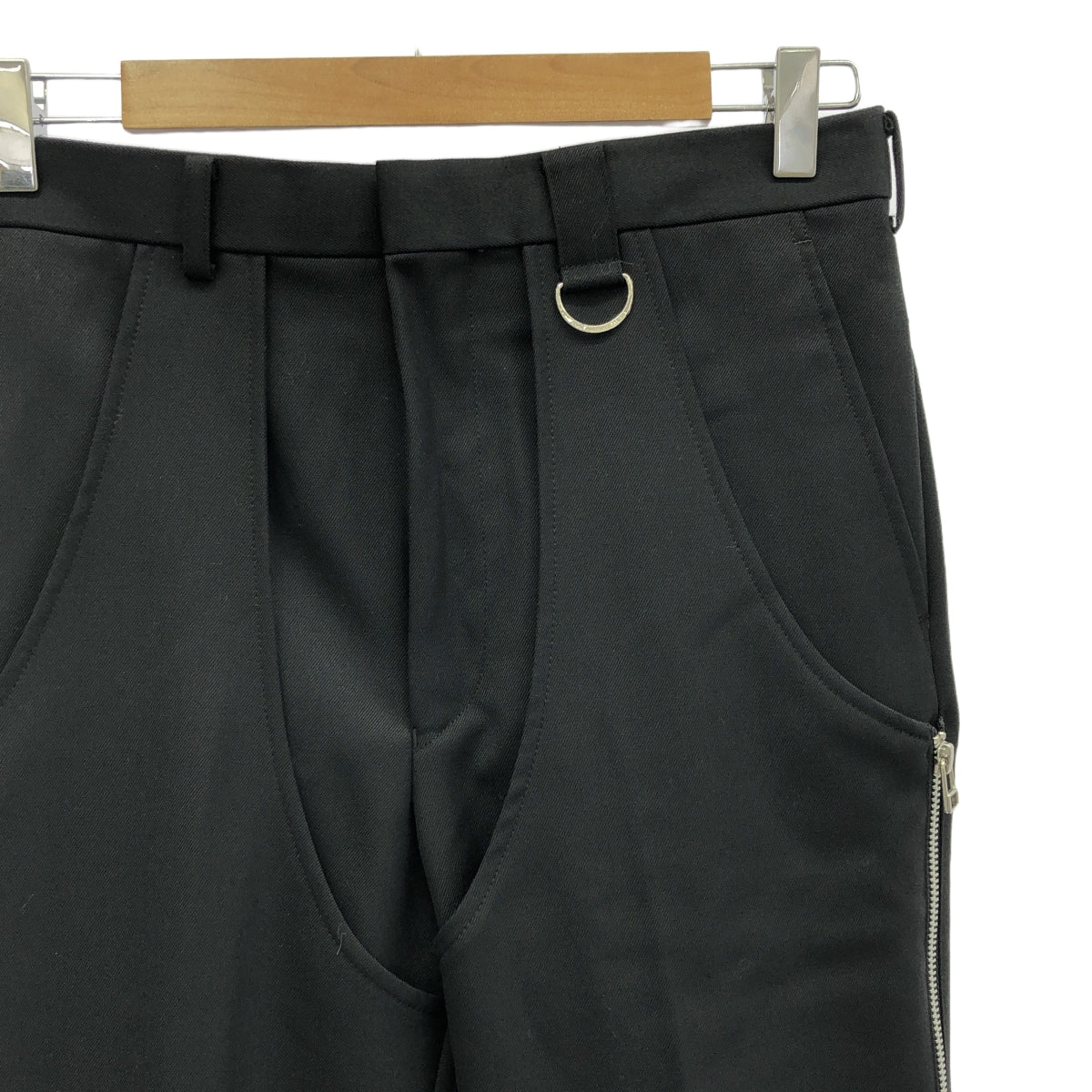 【美品】  JOHN LAWRENCE SULLIVAN / ジョンローレンスサリバン | 2024SS | Gabardine chaps trousers サイドジップ ウールギャバジン パンツ | 44 | ブラック | メンズ