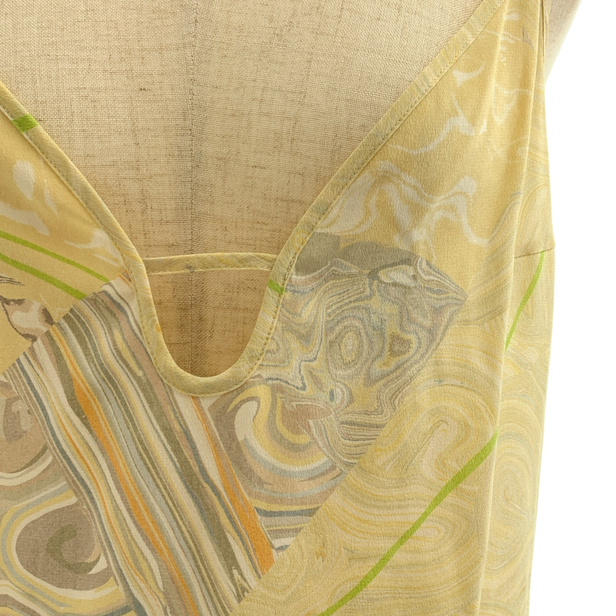 [狀況極佳] Mame Kurogouchi | 2025SS | 大理石印花絲質吊帶連身裙，100% 真絲 | 米色 | 女款