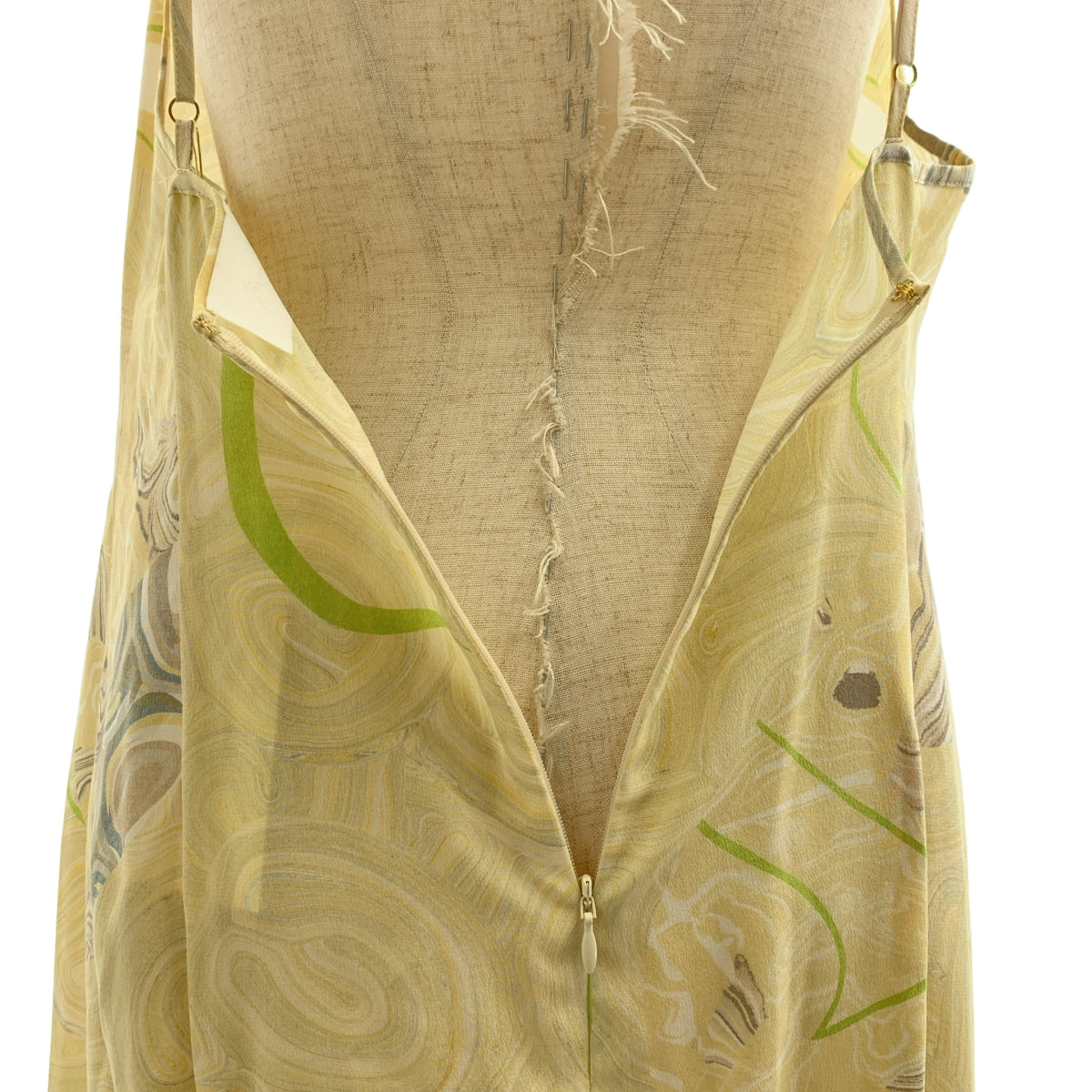 [狀況極佳] Mame Kurogouchi | 2025SS | 大理石印花絲質吊帶連身裙，100% 真絲 | 米色 | 女款