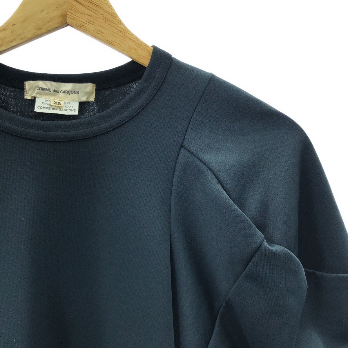 [狀況極佳] COMME des GARÇONS | 2018 春夏系列 | 泡泡袖聚酯 T 卹 | XS 碼 | 黑色 | 女款