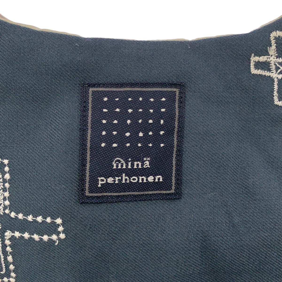 米娜·佩爾霍寧2023秋冬 | plus / 刺繡手托特蛋袋|