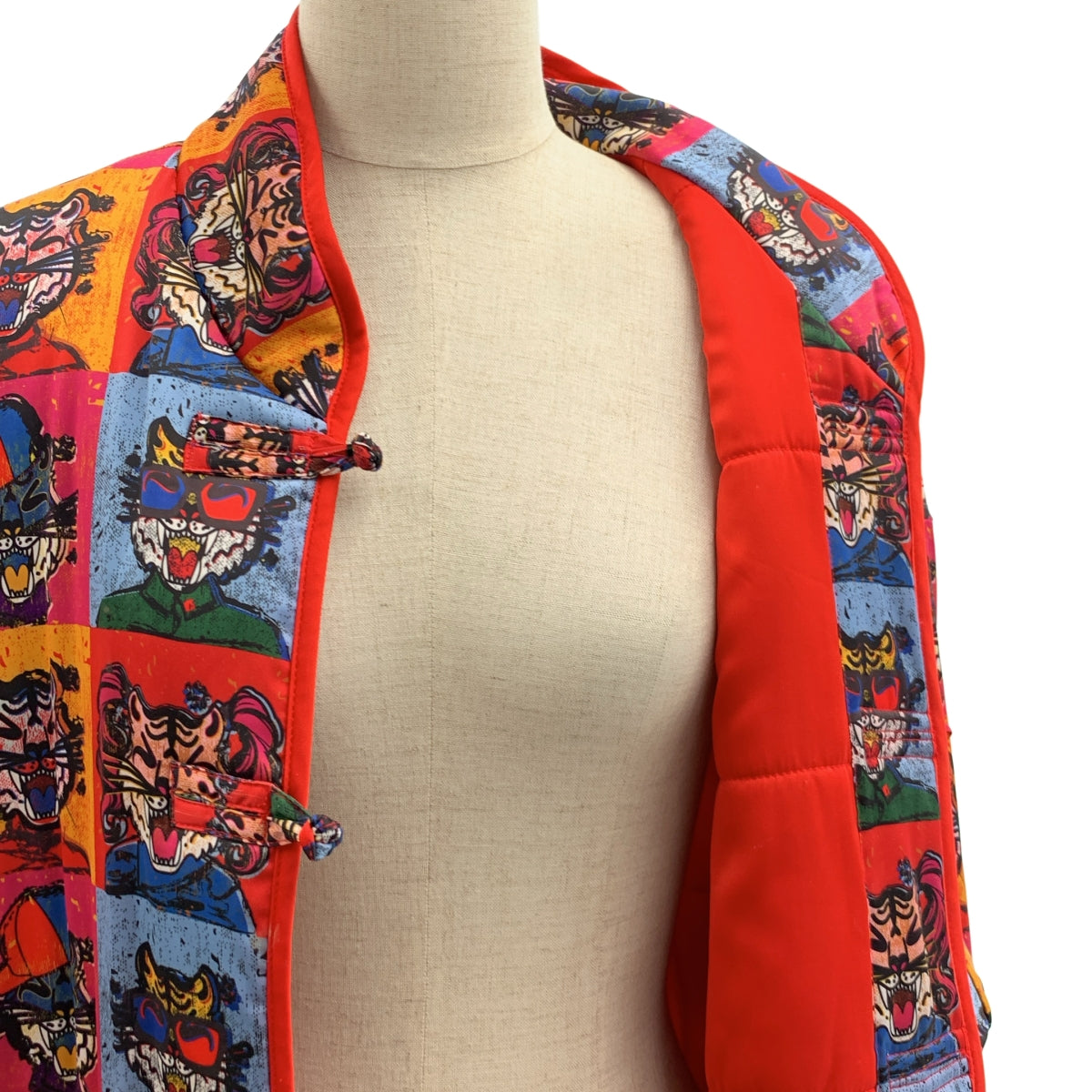 [狀況極佳] VIVIENNE TAM | 滿印絎縫超大旗袍外套 | 38碼 | 多色 | 女款